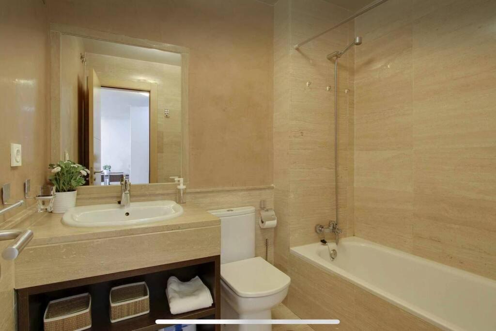 Pacifico P4 - Bonito Apartamento Con Piscina & Parking, Playa A 100 Metros Apartment Malaga Luaran gambar